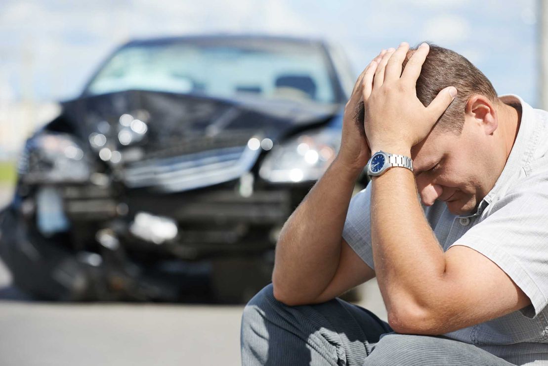 Autofahrer vor Unfallauto